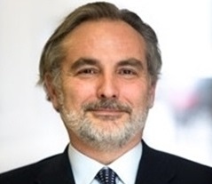 Le capitaine Pierre Puybasset (La Financière de l'Echiquier), bien présent au bureau avec son équipe...