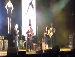 Pour le plaisir, la vidéo d'Édouard Carmignac qui chante et danse avec son invitée...